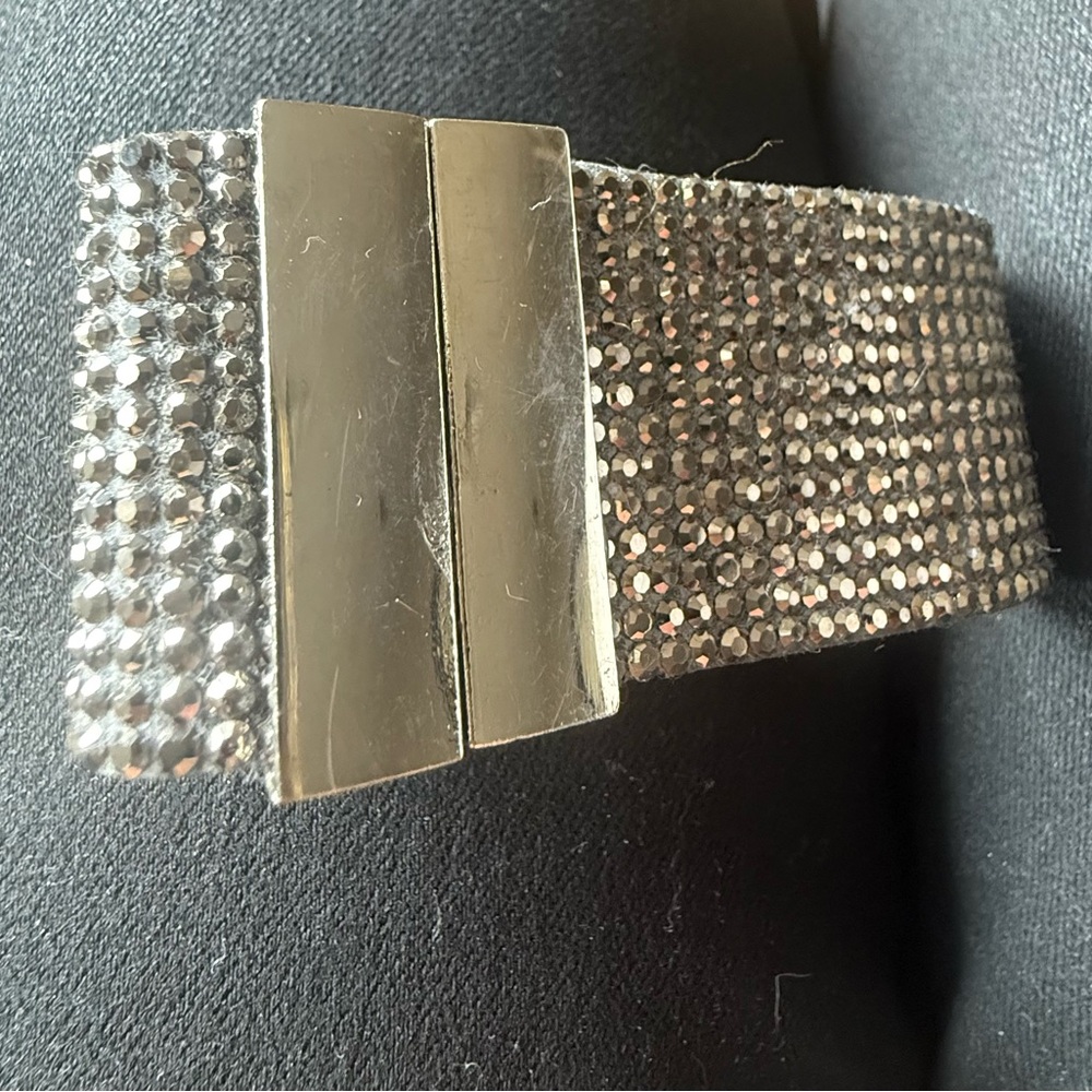Sparkling Rhinestone bracelet with Silver Clasp
Magnetic clasp